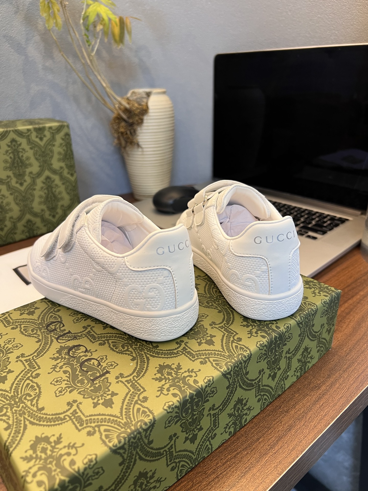 Children's shoes child